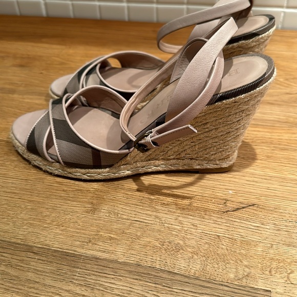 Burberry Italian sandals. Excellent condition - Picture 2 of 6